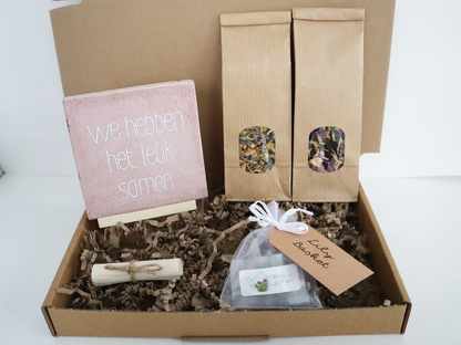 Cadeau pakket met tegeltje 'We hebben het leuk samen'